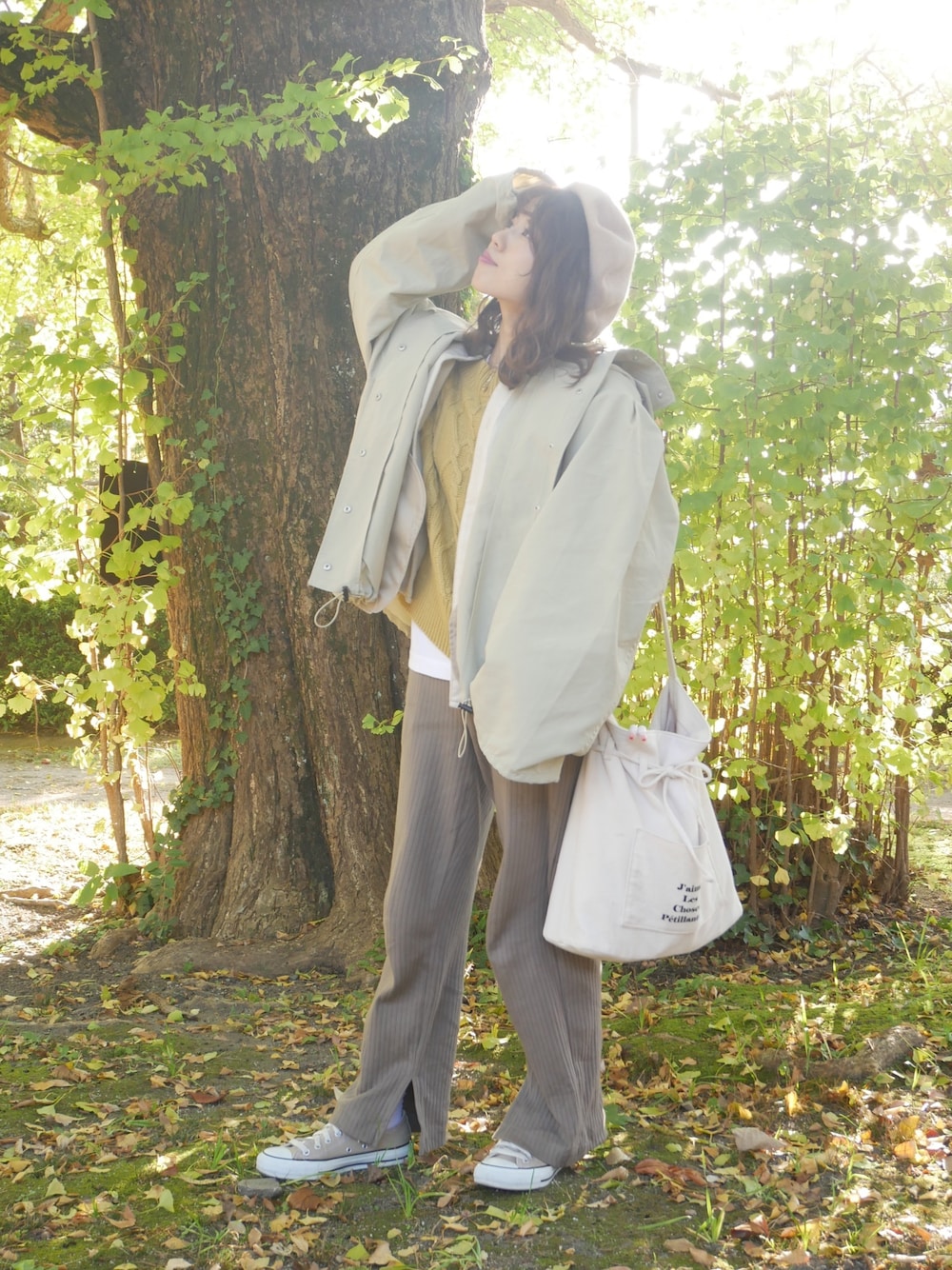「オトナカジュアル、シンプル、おしゃれさんと繋がりたい、ワントーンコーデ、ベージュコーデ、ブラウンコーデ、ニットパンツ、UNIQLO、消えそうな色コーデ、バックリボン」｜「Kastaneのボリューム袖ナイロンパーカー（ナイロンジャケット、ベージュ系）」を使った、megさん（レディース・152cm）の秋コーディネートの1枚目の写真