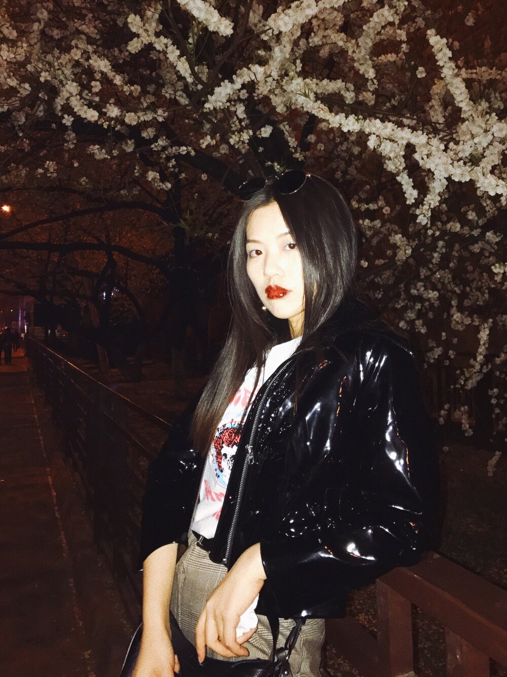 「春、cheap monday、夜のスナップ」｜「TOPSHOPのアイテム（スラックス、グレー系）」を使った、sekikaさん（レディース・165cm）の春コーディネートの1枚目の写真