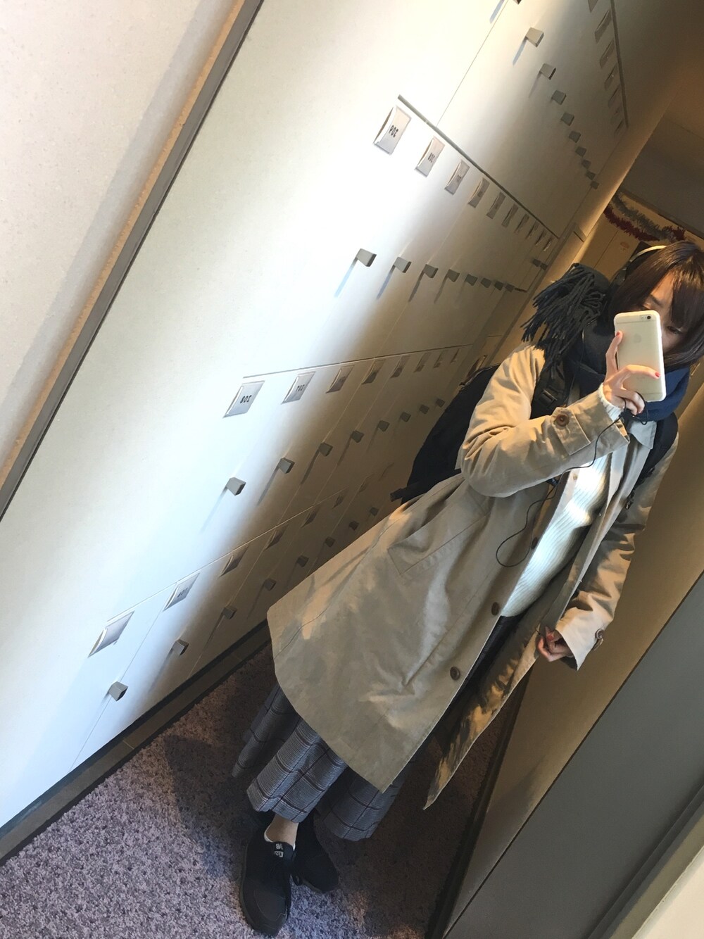 「カジュアルコーデ、ラクチンコーデ、MHL.、シンプルコーデ、グレンチェック、ワイドパンツ、スニーカーコーデ、黒リュック、バッグパック、ステンカラーコート」｜「MHL.のPROOFED COTTON NYLON	（ステンカラーコート、ベージュ系）」を使った、mnmさん（レディース・148cm）の冬コーディネートの1枚目の写真
