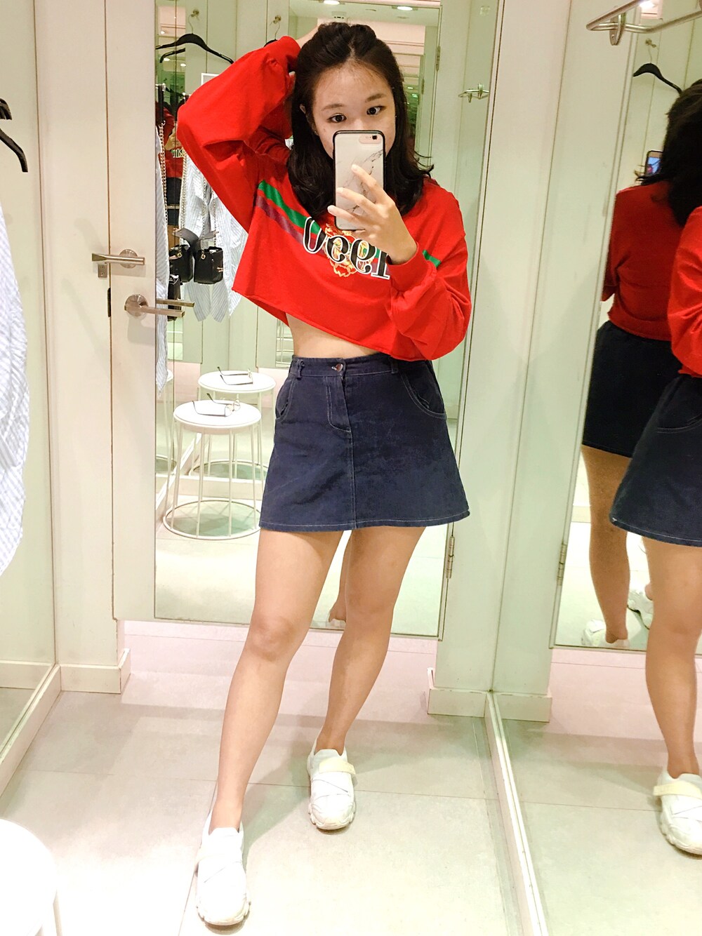 「H&Mのアイテム（Tシャツ/カットソー、レッド系）」を使った、IreneYiiさん（レディース・160cm）の秋コーディネートの1枚目の写真