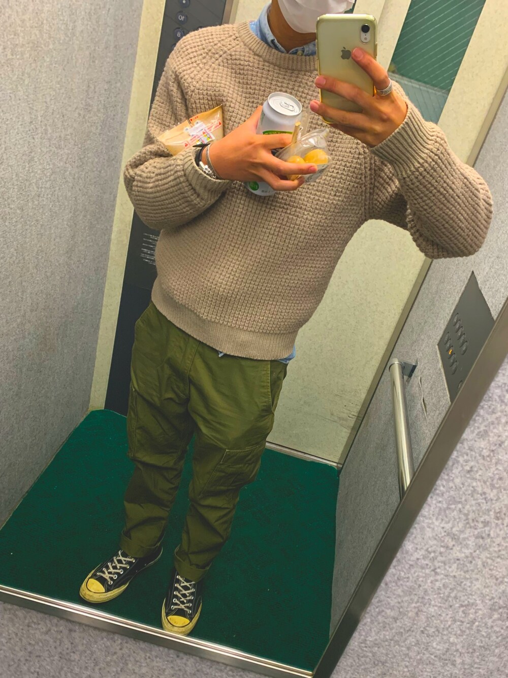 「orSlowのアイテム（カーゴパンツ、グリーン系）」を使った、machimaaさん（メンズ・176cm）の春コーディネートの1枚目の写真