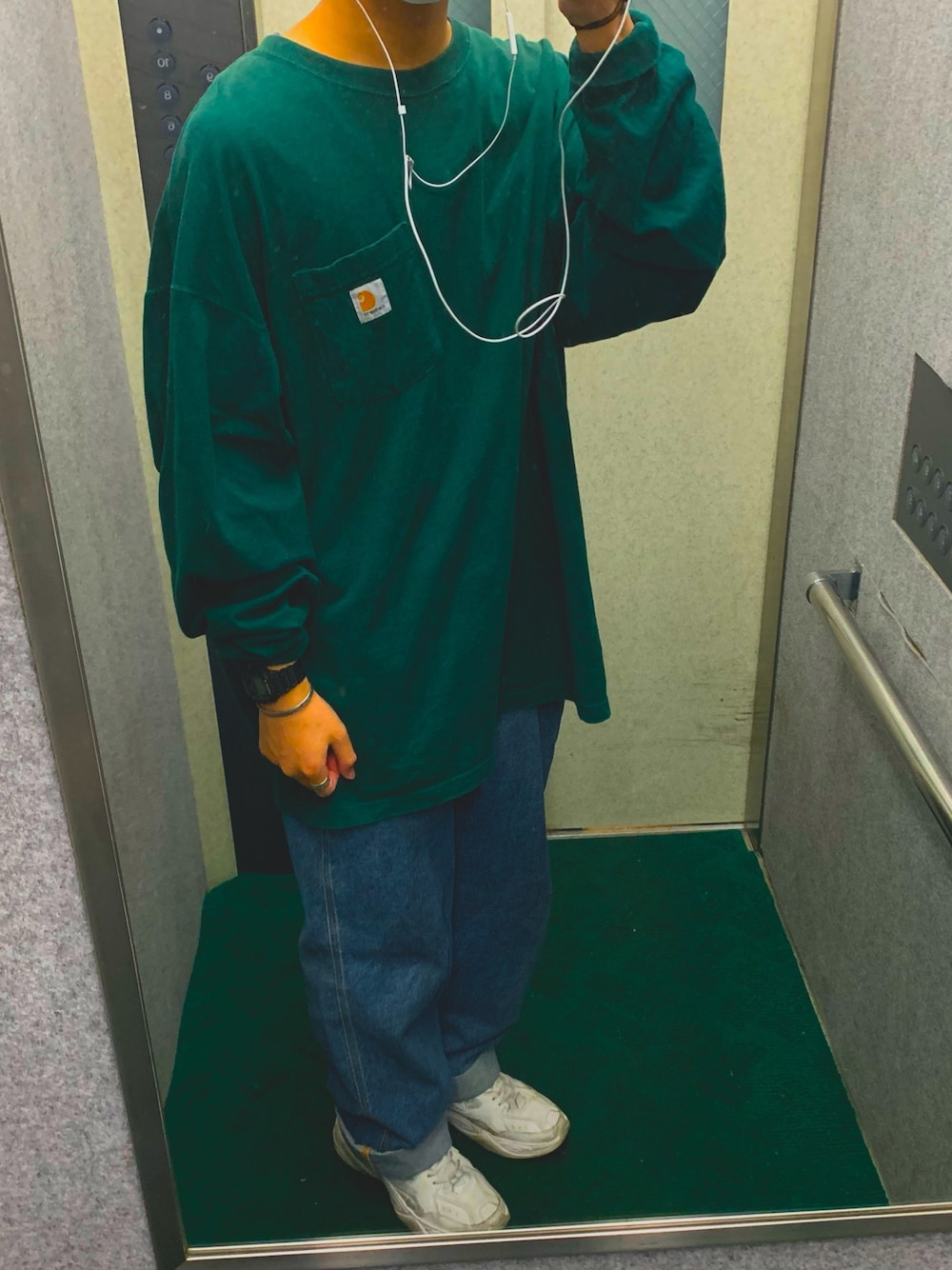 「Carharttのアイテム（Tシャツ/カットソー、グリーン系）」を使った、machimaaさん（メンズ・176cm）の春コーディネートの1枚目の写真