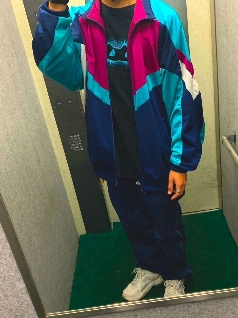 「VINTAGEのアイテム（Tシャツ/カットソー、ブラック系）」を使った、machimaaさん（メンズ・176cm）の春コーディネートの1枚目の写真