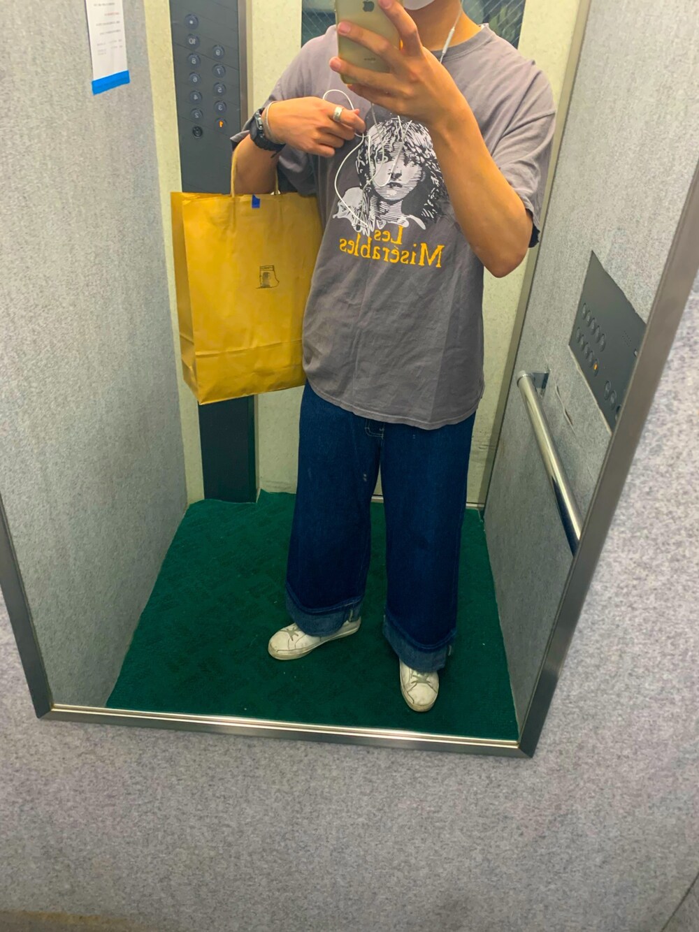 「VINTAGEのアイテム（Tシャツ/カットソー、グレー系）」を使った、machimaaさん（メンズ・176cm）の春コーディネートの1枚目の写真