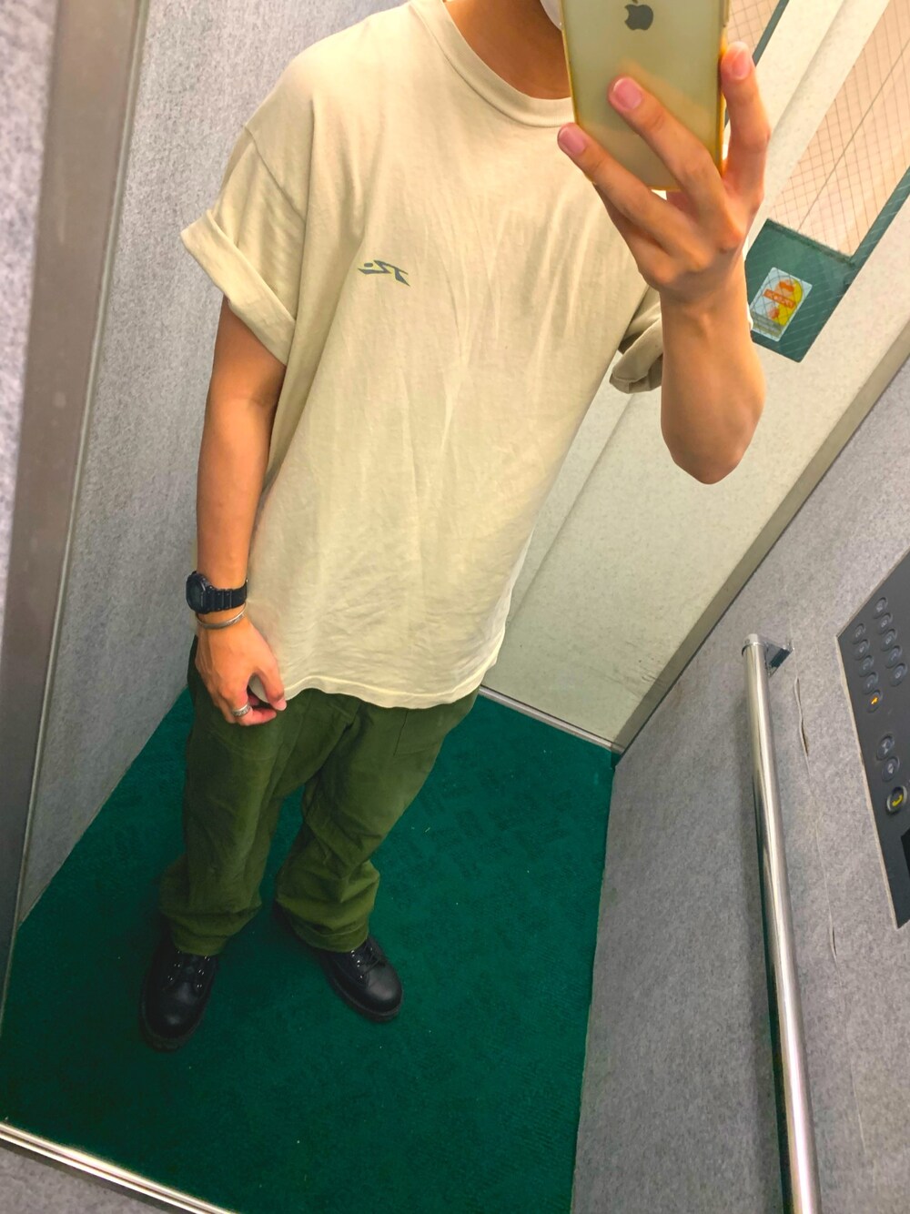 「RUSTYのアイテム（Tシャツ/カットソー、ベージュ系）」を使った、machimaaさん（メンズ・176cm）の夏コーディネートの1枚目の写真