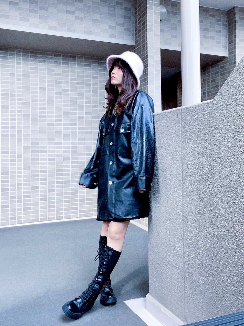 「レザーLOVEスナップ、レザージャケット、KANGOL、ハット、帽子、ロングブーツ、低身長コーデ、お洒落さんとつながりたい、オーバーサイズ、FIG&VIPER」｜「KANGOLの【KANGOL】Furgora Casual（ハット、ピンク系）」を使った、yuchaさん（レディース・153cm）の秋コーディネートの1枚目の写真