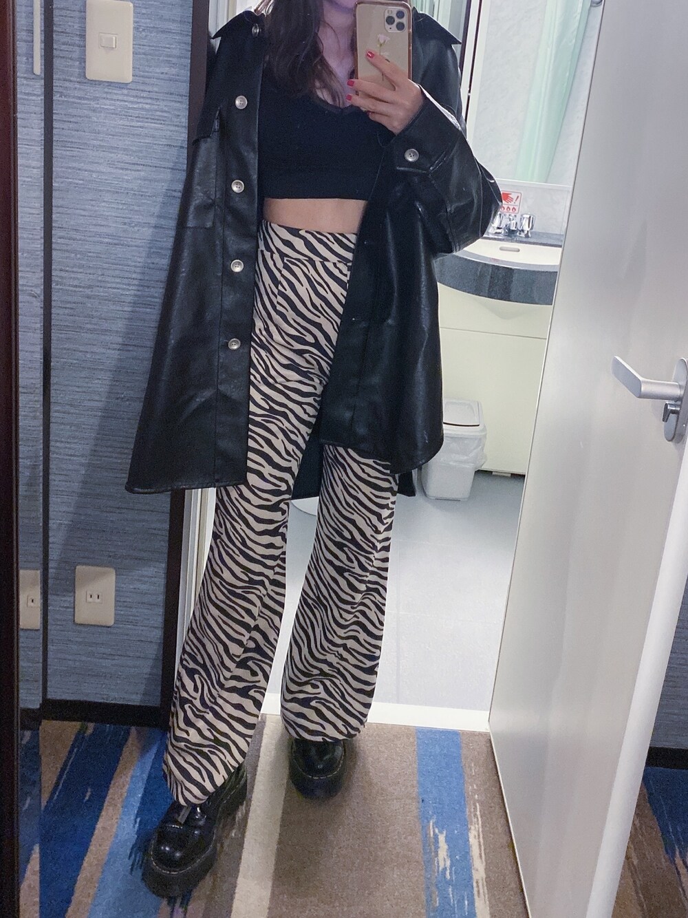 「レザーLOVEスナップ、今日のコーデ、お洒落さんとつながりたい、レザージャケット、FIG&VIPER、ゼブラ柄、Dr.Martens、フレアパンツ、パンツスタイル、柄パンツ」｜「FIG&VIPERのゼブラ柄 STフレアPT（その他パンツ、その他）」を使った、yuchaさん（レディース・153cm）の秋コーディネートの1枚目の写真