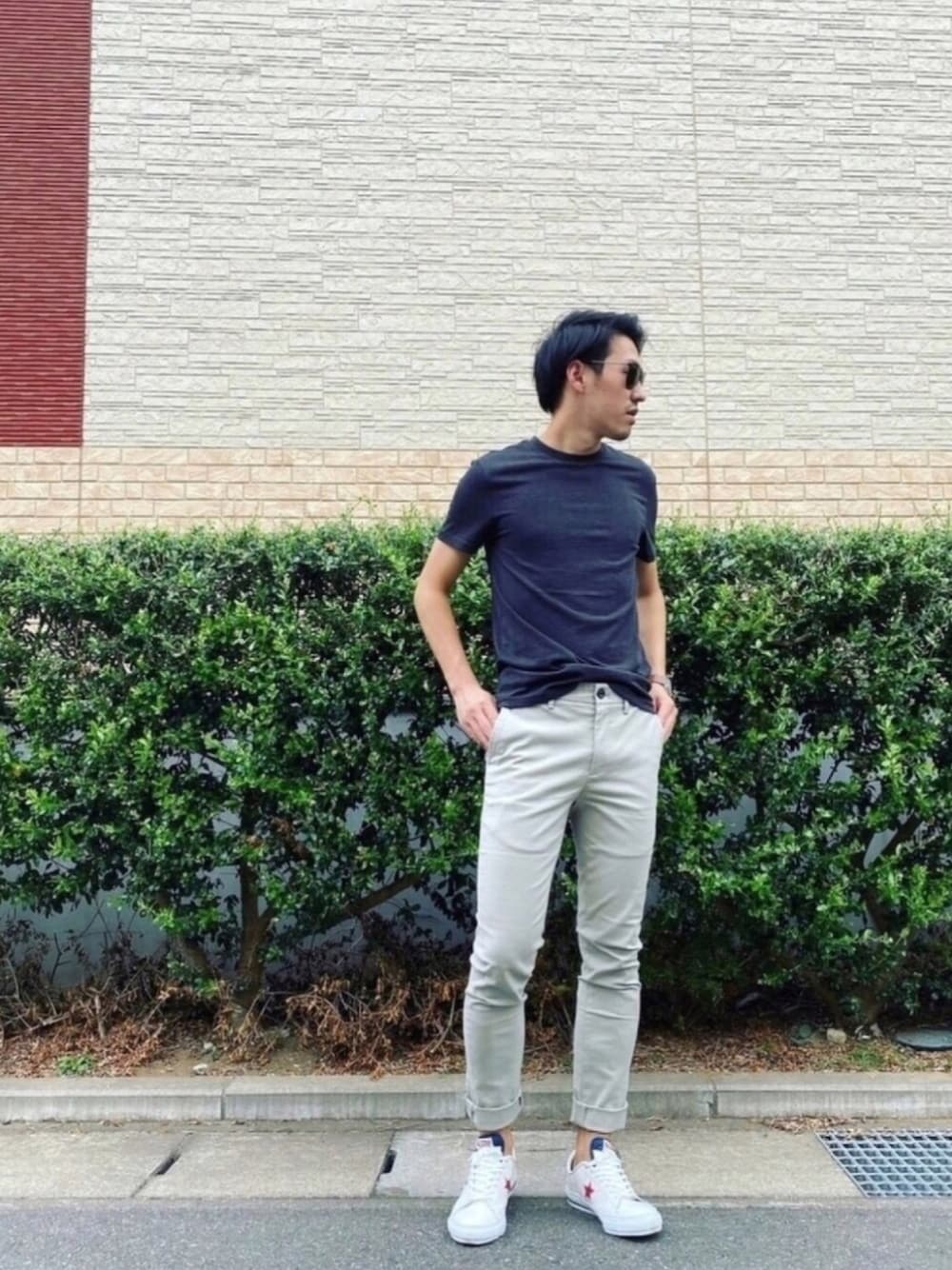 「休日スタイル、シンプル、オトナカジュアル、きれいめカジュアル、H&M、BANANA REPUBLIC、converse、レイバン、プチプラ、お洒落さんとつながりたい」｜「Ray-BanのRay-Ban CHRIS(JPフィット) RB4187F54710/71（サングラス、ブラウン系）」を使った、hontake5さん（メンズ・173cm）の夏コーディネートの1枚目の写真