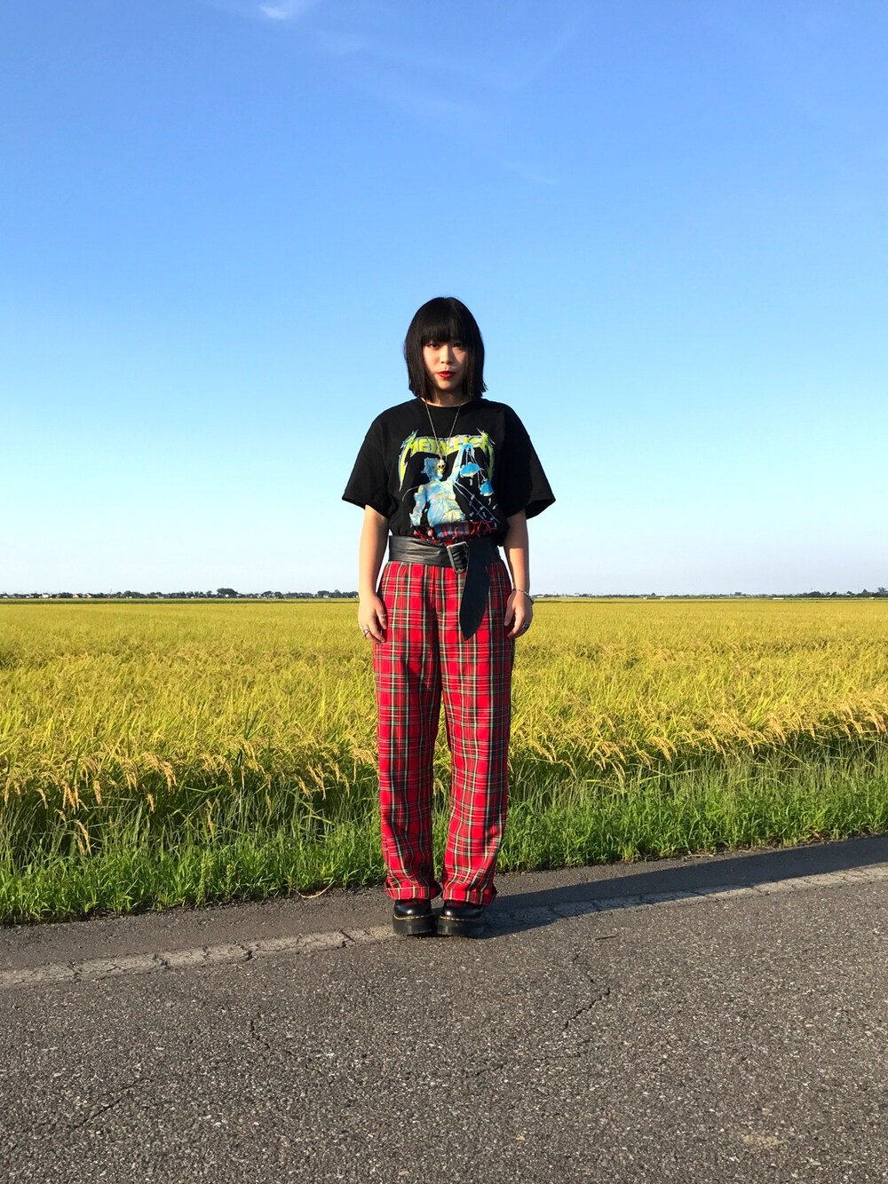 「metalica、メタリカ、Dr.Martens、チェックパンツ、赤チェックパンツ、いいね、save、フォローお願いします🤑、田舎、黒Tシャツ、自分らしさ、服好き」｜「METALLICAのアイテム（Tシャツ/カットソー、ブラック系）」を使った、まなみさん（レディース・156cm）の秋コーディネートの1枚目の写真