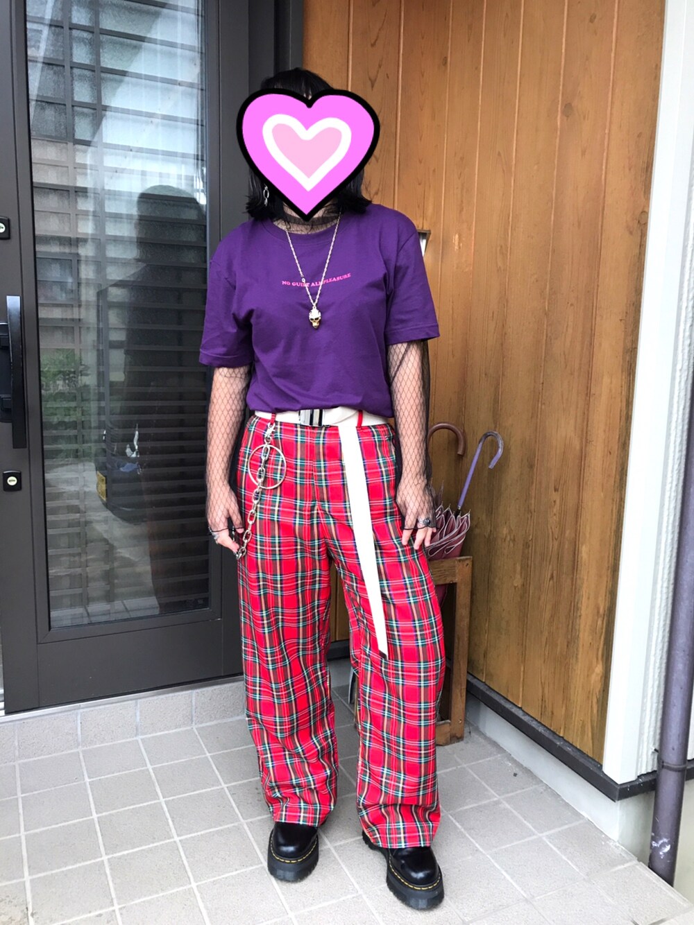 「秋のコーデ、チェックパンツ、赤チェックパンツ、紫Tシャツ、Dr.Martens、派手、フォローミー、厚底ブーツ、スケスケ、自分らしさ」｜「WCのアイテム（その他パンツ、レッド系）」を使った、まなみさん（レディース・156cm）の秋コーディネートの1枚目の写真