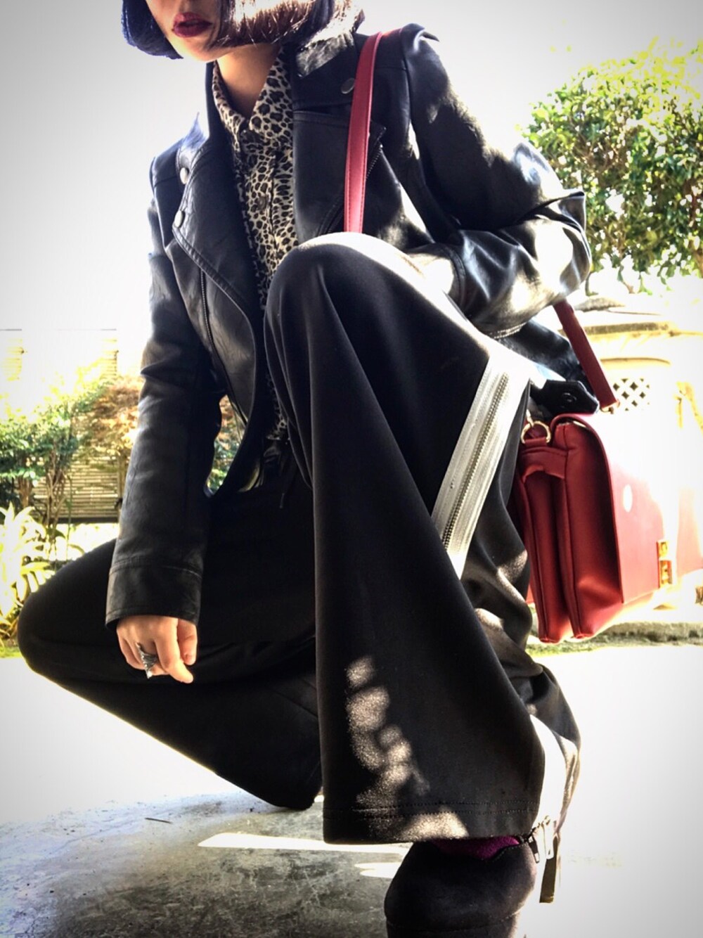 「ひょう柄シャツ、秋コーデ、基本黒、黒、柄シャツ、レザージャケット、大人っぽく、クール、ヒール×靴下、自分らしさ」｜「LIZ LISAのアイテム（パンプス、ブラック系）」を使った、まなみさん（レディース・156cm）の秋コーディネートの1枚目の写真