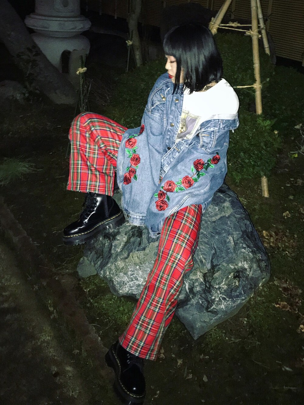 「休日スタイル、赤チェックパンツ、チェックパンツ、ジージャン、デニムジャケット、刺繍、Dr.Martens、厚底ブーツ、いいね、save、フォローお願いします🤑、黒髪」｜「WCのアイテム（その他パンツ、レッド系）」を使った、まなみさん（レディース・156cm）の冬コーディネートの1枚目の写真