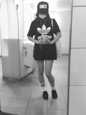 「adidas（アディダス）のオリジナルTドレス [TREFOIL TEE DRESS]（Tシャツ/カットソー、ブラック系）」を使った、白石れい さん（レディース・161cm）の春コーディネート
