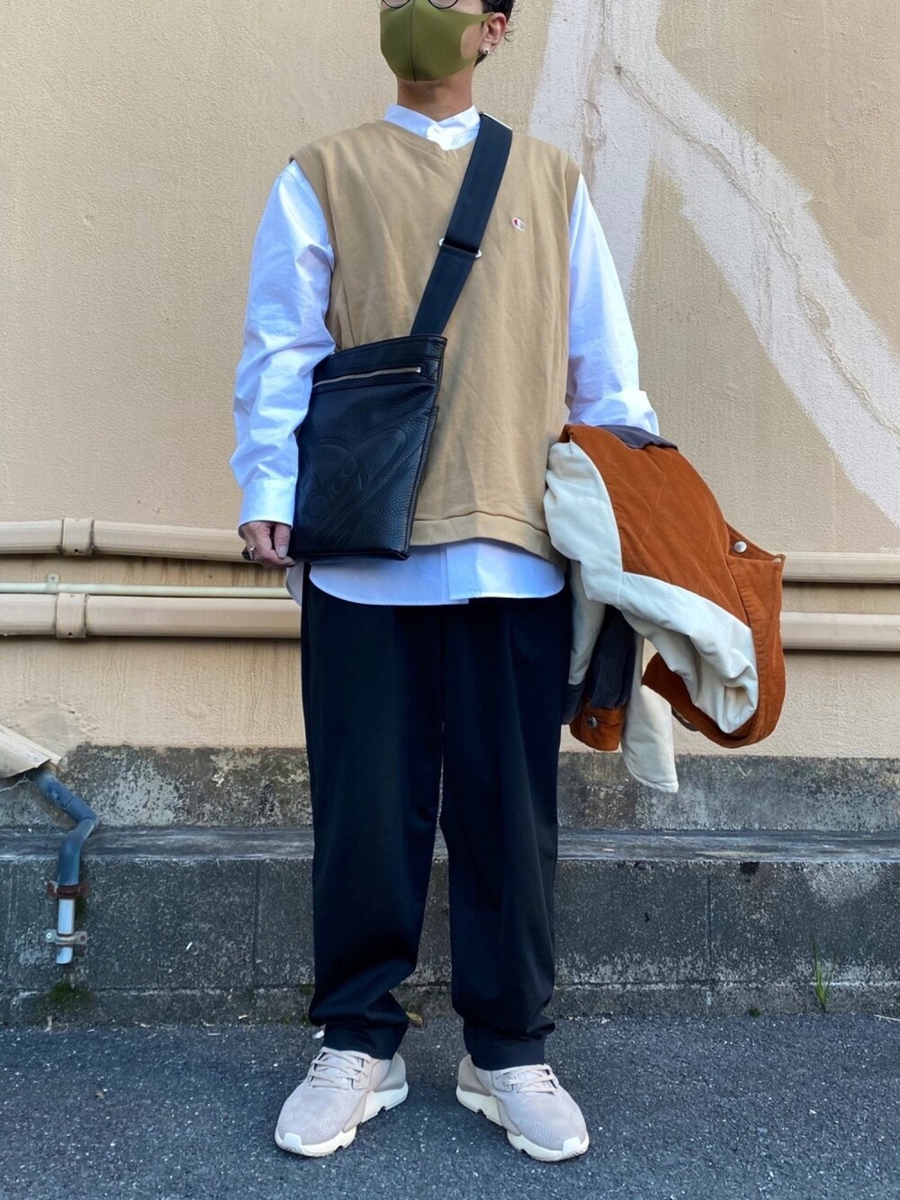 「ベスト、今日のコーデ、コーデュロイ、スニーカー、オーバーサイズ、プチプラ、春コーデ、ベージュ、ワイドパンツ、レイヤードスタイル」｜「IF8のアイテム（ピアス（片耳用）、シルバー系）」を使った、ゆさん（メンズ・165cm）の冬コーディネートの1枚目の写真