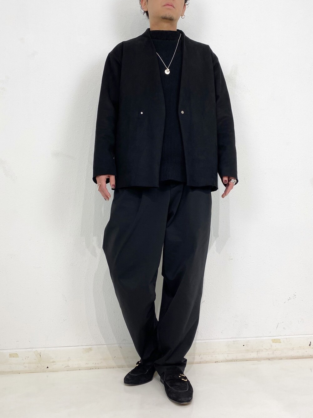「オールブラック、今日のコーデ、プチプラ、ワイドパンツ、リブニット、メンズパール、パールネックレス、カーディガン」｜「GOLDYのドロップ & ミニマル ライン 2ペア ピアス（ピアス（両耳用）、シルバー系）」を使った、ゆさん（メンズ・165cm）の冬コーディネートの1枚目の写真