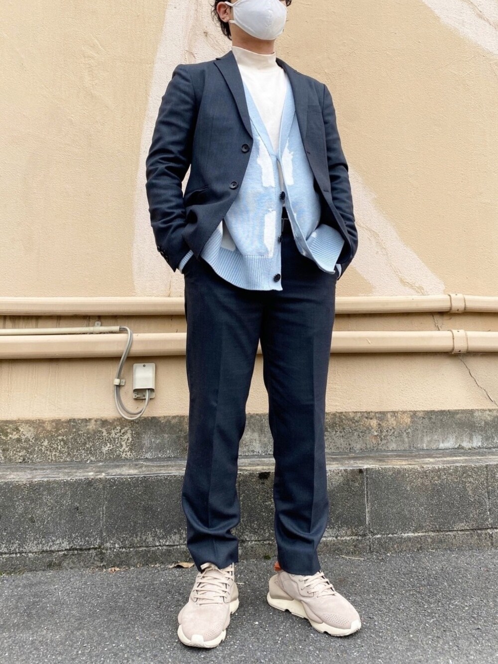 「セットアップ、ネイビー、UNIQLO U、モックネック、カーディガン、スラックス×スニーカー、キレイめ、春コーデ、春カラー」｜「UNIQLOのアイテム（トップス、ホワイト系）」を使った、ゆさん（メンズ・165cm）の冬コーディネートの1枚目の写真