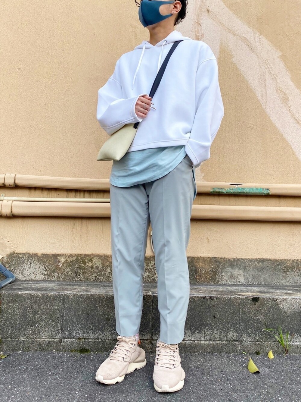 「カラーパンツ、スラックス、ラフ、レイヤードスタイル、春カラー、春コーデ、大人カジュアル、グリーン、サックスブルー、パーカー」｜「UNIQLOのドライソフトスウェットプルパーカ（長袖）（パーカー、ホワイト系）」を使った、ゆさん（メンズ・165cm）の春コーディネートの1枚目の写真