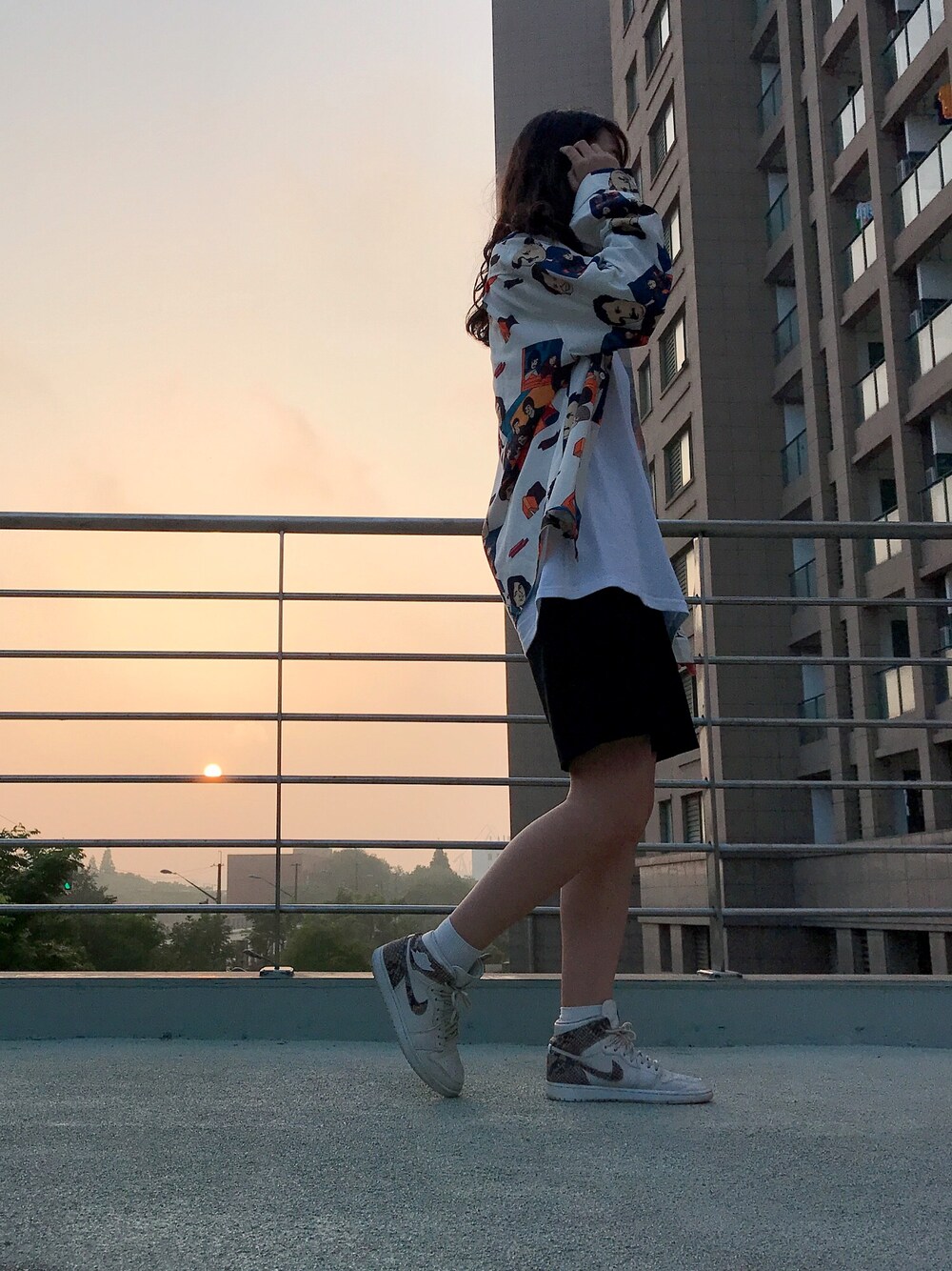 「AIR JORDANのアイテム（スニーカー、ベージュ系）」を使った、陈哐哐呀さん（レディース・170cm）の夏コーディネートの1枚目の写真