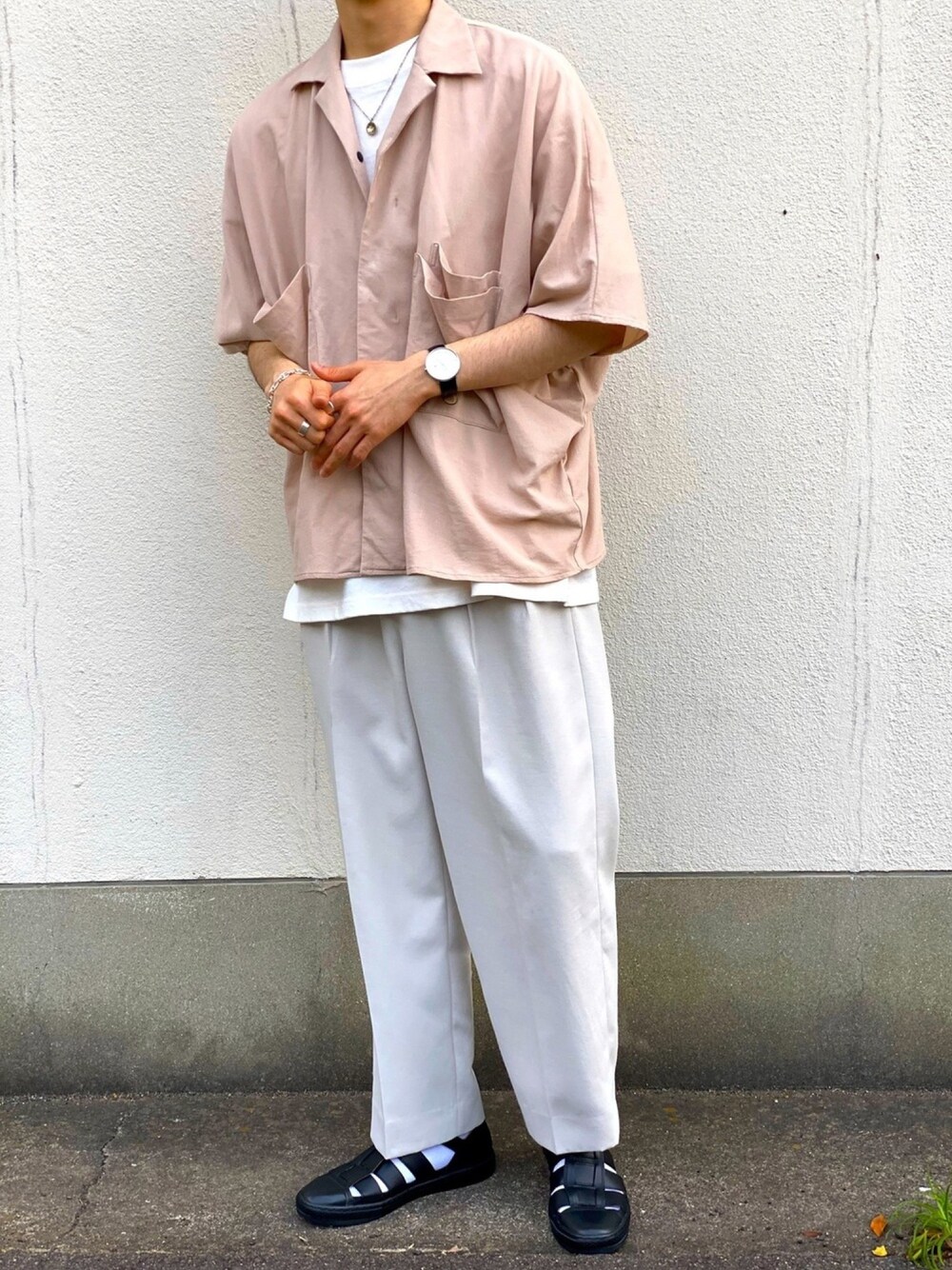 「これが私をアゲる服、シンプル、休日スタイル、春夏コーデ、オトナカジュアル、オープンカラーシャツ、夏、開襟シャツ、オーバーサイズ、グルカサンダル」｜「BASISBROEKの【BASISBROEK】オープンカラーシャツ（シャツ/ブラウス、ベージュ系）」を使った、まこぴさん（メンズ・177cm）の春コーディネートの1枚目の写真