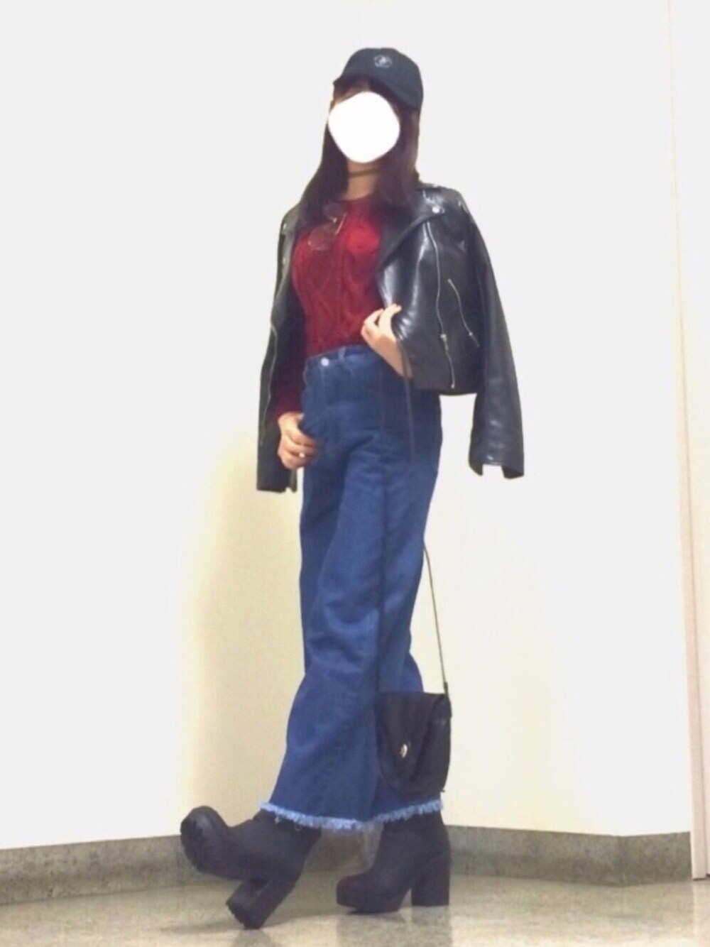 「お花見、春、ライダース、差し色、赤、レッド、黒、shoplist、カジュアルコーデ、オトナ女子」｜「SpRayの【新色登場！】すそフリンジデニムワイドパンツ（デニムパンツ、ブルー系）」を使った、Sana@フォロバしますさん（レディース・158cm）の春コーディネートの1枚目の写真