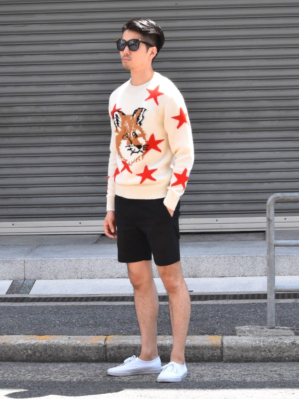 「夏コーデ、オトナカジュアル、おしゃれさんと繋がりたい、サングラス、カジュアル、ハーフパンツ」｜「Maison Kitsuneのアイテム（ニット/セーター、ベージュ系）」を使った、YUKI CAVE OSAKAさん（メンズ・178cm）の夏コーディネートの1枚目の写真
