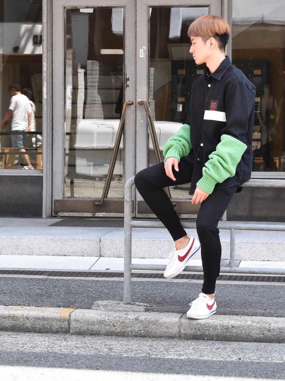 「ラフ、シャツスタイル、夏コーデ、デニム、オーバーサイズ、大人カジュアル、スポーツミックス」｜「NIKEのアイテム（スニーカー、ホワイト系）」を使った、YUKI CAVE OSAKAさん（メンズ・177cm）の夏コーディネートの1枚目の写真