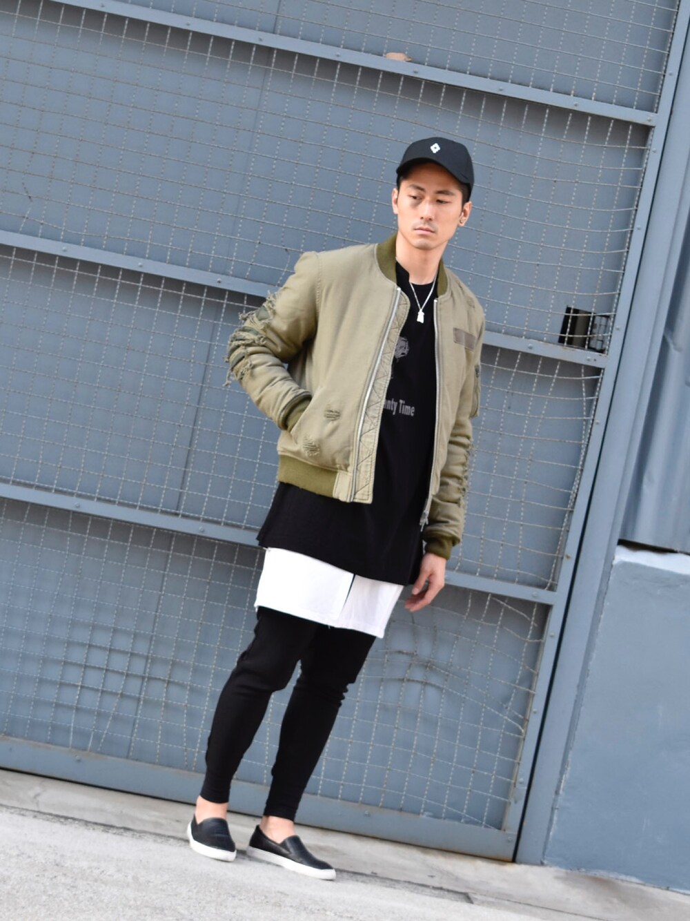 「シンプルコーデ、おしゃれさんと繋がりたい、モノトーン、スキニー、ストリート、黒Tシャツ」｜「R13のアイテム（MA-1、グリーン系）」を使った、YUKI CAVE OSAKAさん（メンズ・177cm）の夏コーディネートの1枚目の写真