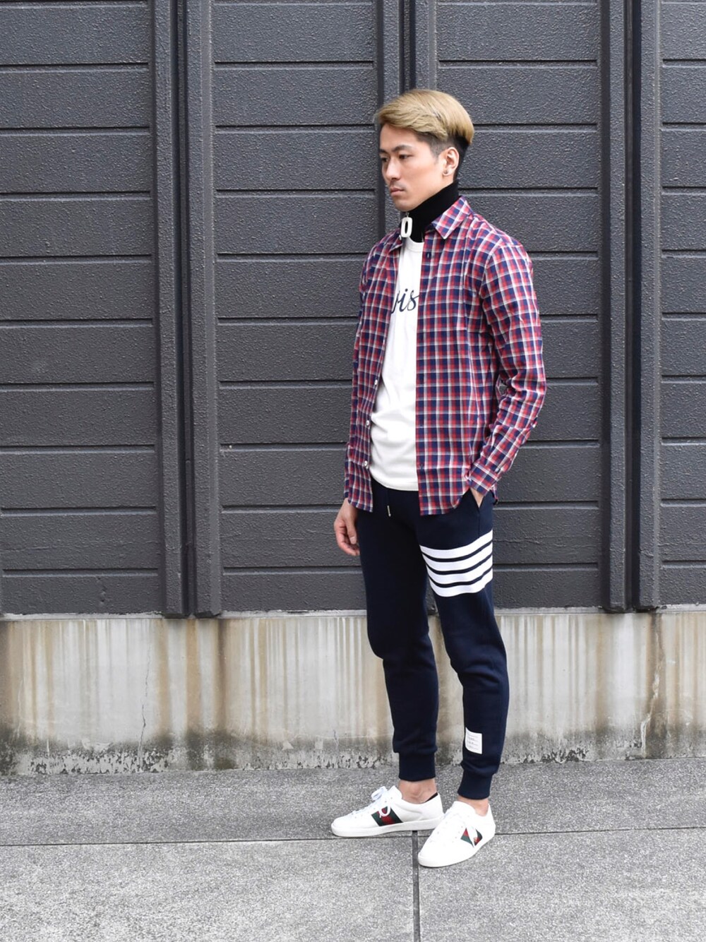 「シンプル、大人カジュアル、秋のコーデ、おしゃれさんと繋がりたい、スニーカー、大人コーデ、カジュアルコーデ、ootd」｜「THOM BROWNEのアイテム（その他パンツ、ブルー系）」を使った、YUKI CAVE OSAKAさん（メンズ・178cm）の夏コーディネートの1枚目の写真