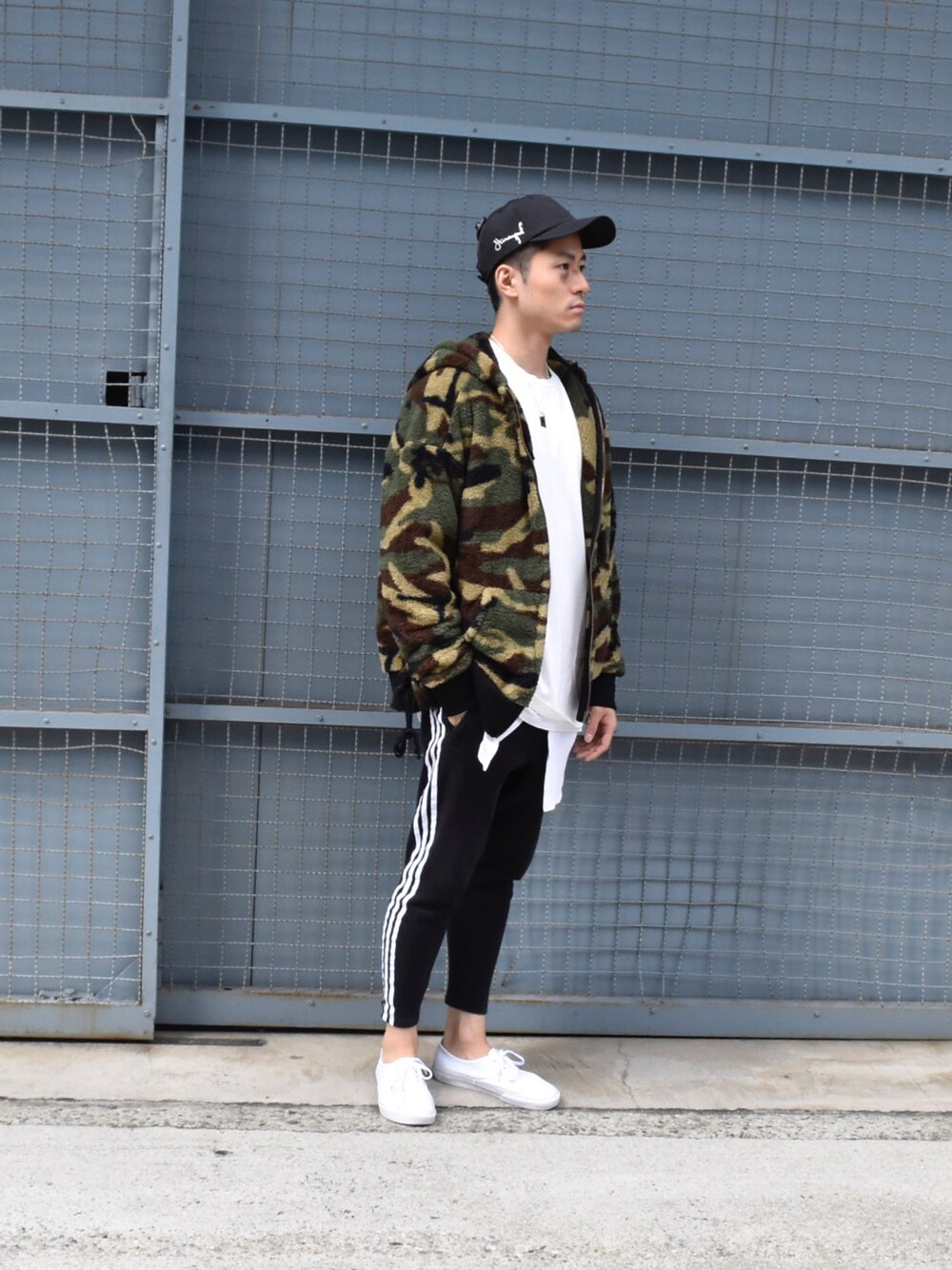 「秋のコーデ、大人カジュアル、黒スキニー、オールブラック、ストリート、スポーツミックス」｜「Stampd' LAのアイテム（Tシャツ/カットソー、ホワイト系）」を使った、YUKI CAVE OSAKAさん（メンズ・178cm）の秋コーディネートの1枚目の写真