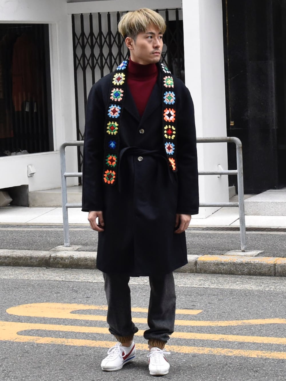 「秋のコーデ、シンプルコーデ、秋、おしゃれさんと繋がりたい、大人カジュアル、きれいめカジュアル、fashion、雨の日コーデ、スウェット」｜「edition.mrのアイテム（チェスターコート、ブルー系）」を使った、YUKI CAVE OSAKAさん（メンズ・178cm）の秋コーディネートの1枚目の写真