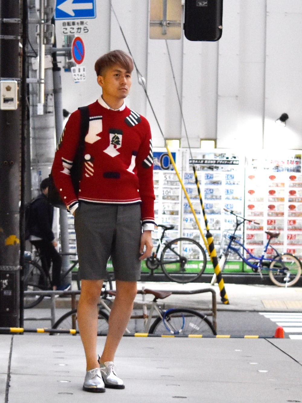 「おしゃれさんと繋がりたい、シンプル、ootd、冬コーデ、ニット、ブラック、秋冬コーデ、シャツスタイル」｜「THOM BROWNEのアイテム（ニット/セーター、レッド系）」を使った、YUKI CAVE OSAKAさん（メンズ・178cm）の秋コーディネートの1枚目の写真