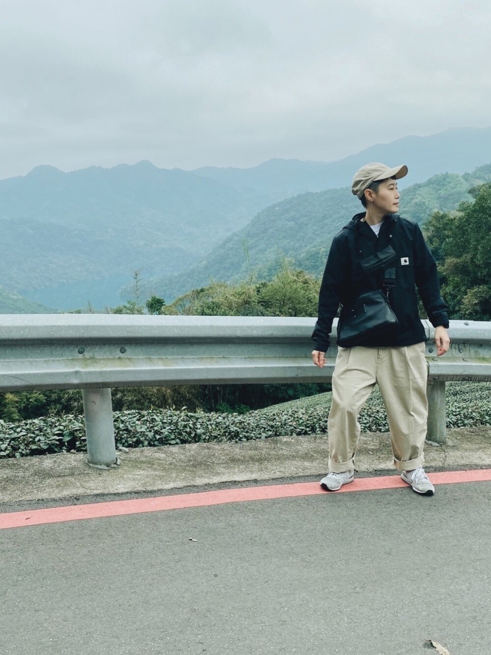 「春、Maison Margiela、Taiwan、TAIPEI、Danton、new balance 996」｜「CarharttのCARHARTT NIMBUS PULLOVER (BLACK)（その他トップス、ブラック系）」を使った、chiuさん（レディース・162cm）の春コーディネートの1枚目の写真
