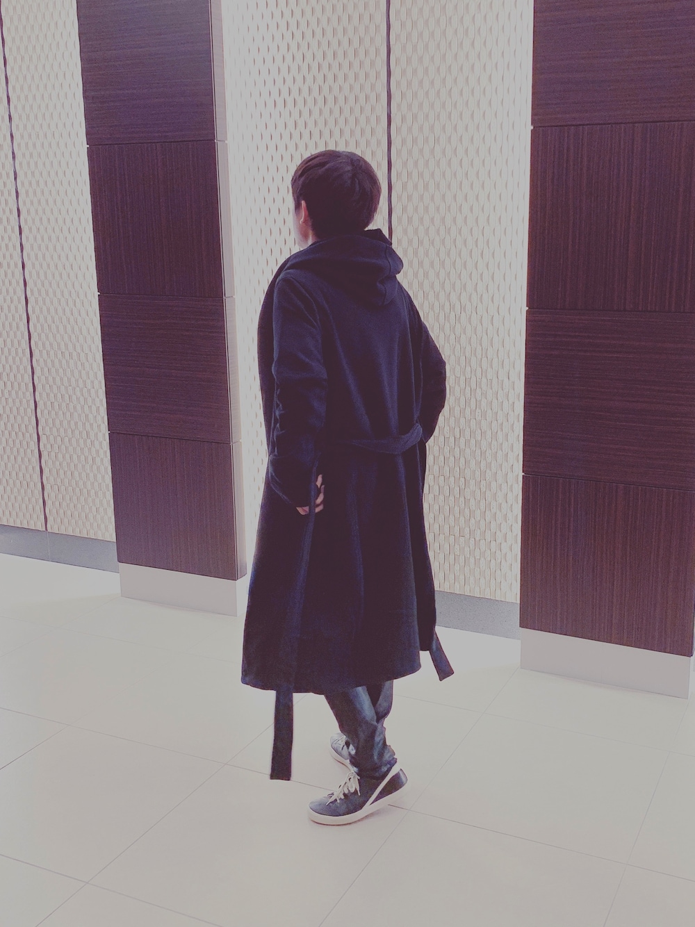 「モード、後ろ姿、黒、初投稿、いいね、save、フォローお願いします🤑」｜「Rick OwensのRick Owens - レースアップスニーカー - men - カーフレザー/レザー/rubber - 43（スニーカー、ブラック系）」を使った、Ruelさん（メンズ・177cm）の秋コーディネートの1枚目の写真