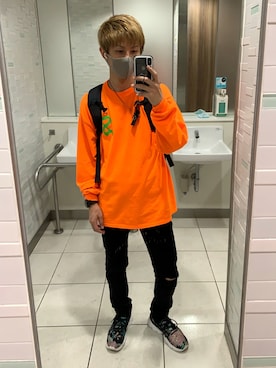 「Subciety（サブサエティ）のアイテム（Tシャツ/カットソー、オレンジ系）」を使った、tAku  吉岡さん（メンズ・175cm）の夏コーディネート