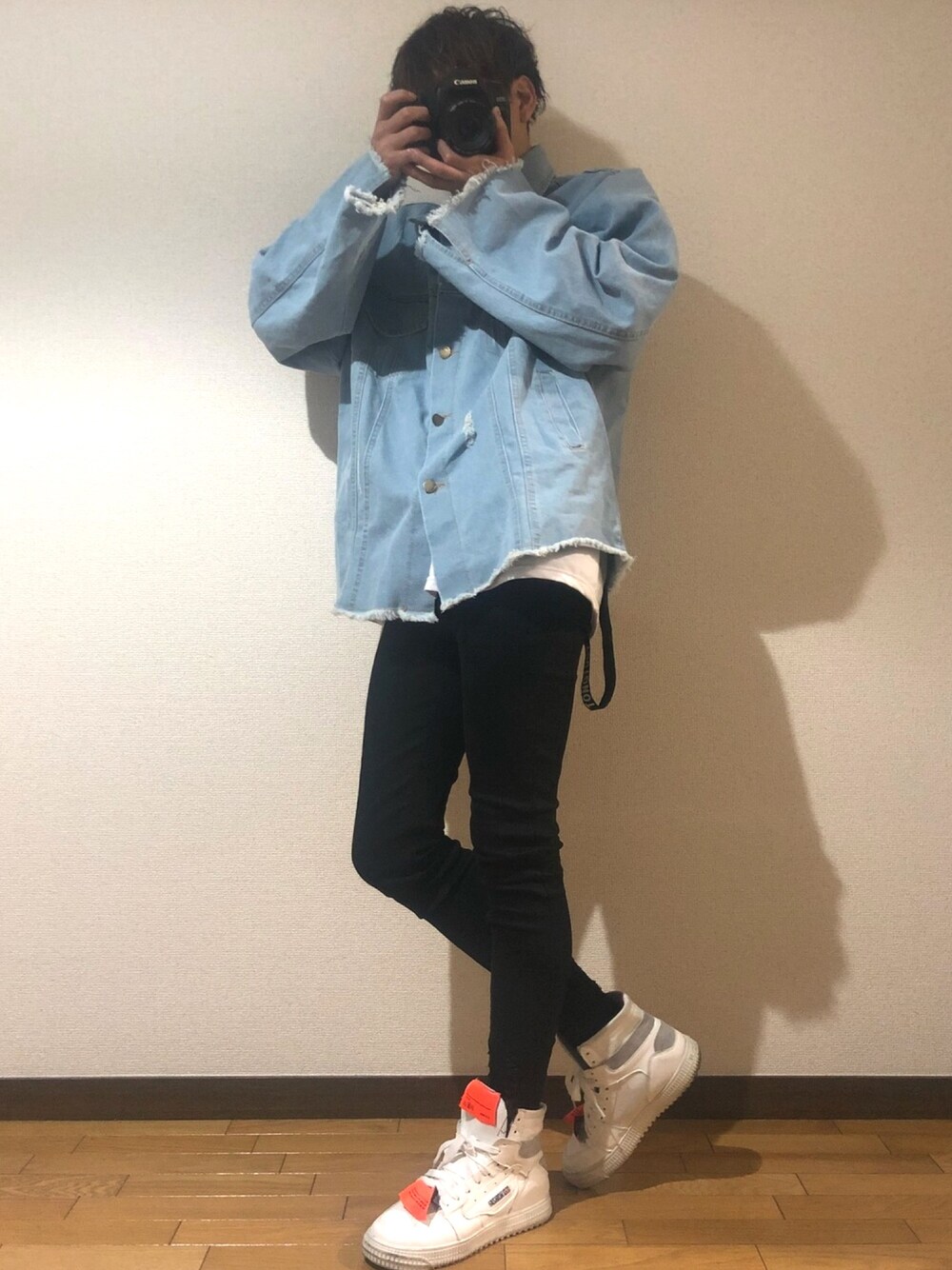 「大人カジュアル、お洒落さんとつながりたい、休日スタイル、ストリート、きれいめカジュアル、プチプラ、デニムジャケット、ハイカットスニーカー、スキニー、メンズライク」｜「JEANASISのストレッチクラッシュデニムスキニー/799991（デニムパンツ、ブラック系）」を使った、たむさん（メンズ・170cm）の冬コーディネートの1枚目の写真