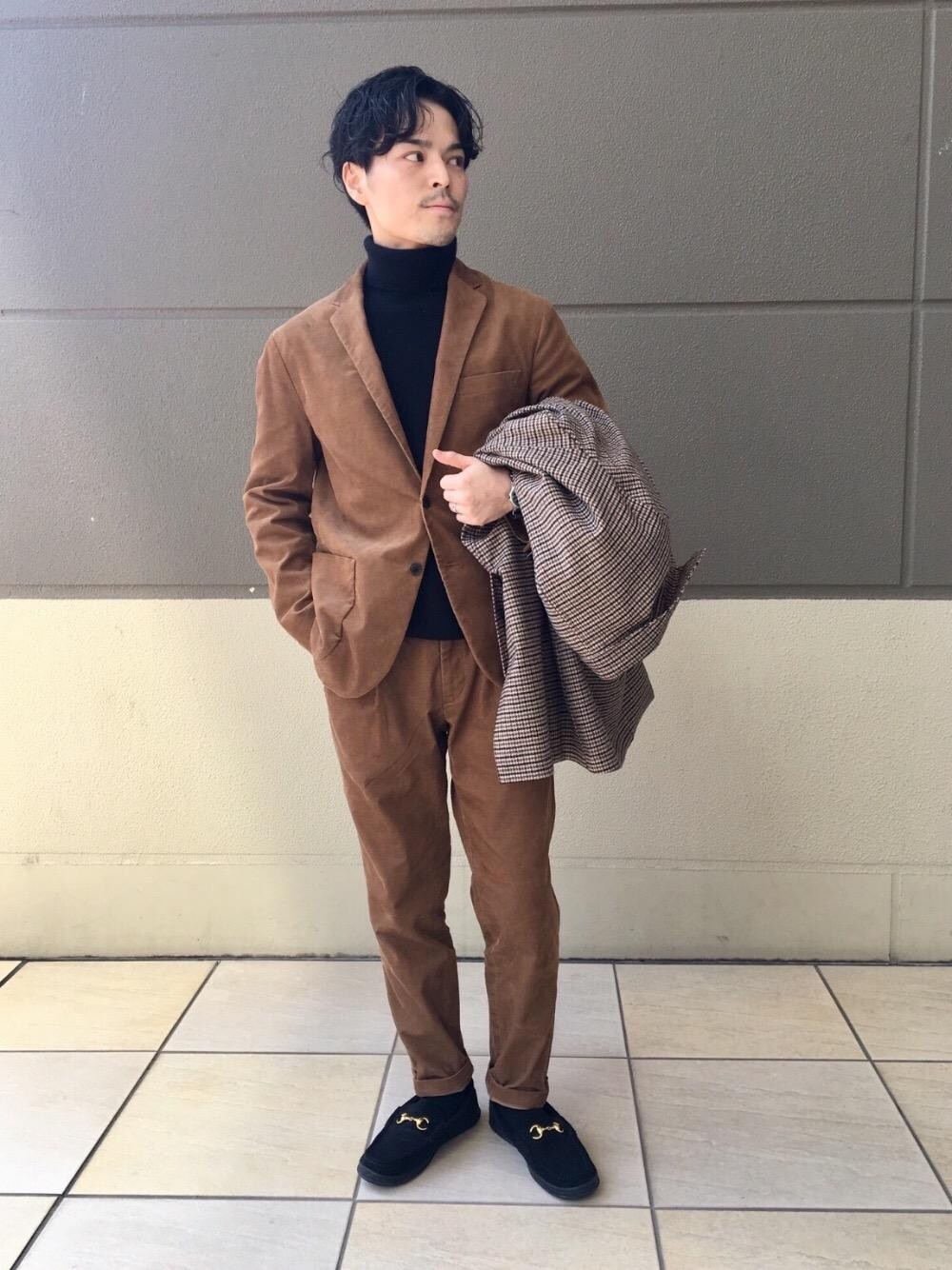 ベージュ系のその他パンツ、ベージュ系のテーラードジャケットを着用したメンズの秋コーディネートの1枚目の写真