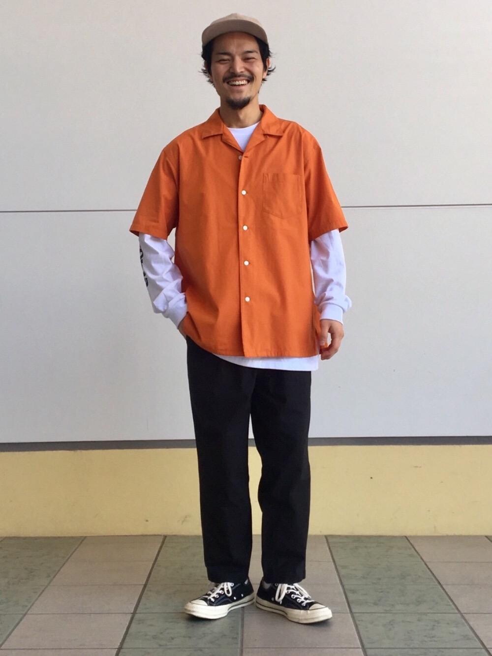 「casual、Feature 4月号 掲載スタイリング」｜「green label relaxingのSC GLR C/L/P キャップ（キャップ、ベージュ系）」を使った、坂本裕太さん（メンズ・168cm）の春コーディネートの1枚目の写真
