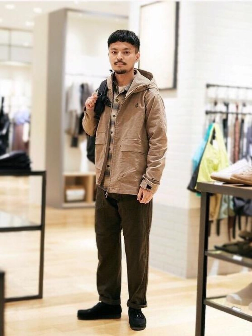 「アウトドア/アスレジャー、■GRAMICCI、■GUNG HO、□Mお悩み別 / ほっそり」｜「Clarksの[ クラークス ] ★ Clarks Wallabee ワラビー（モカシン/デッキシューズ、ブラック系）」を使った、坂本裕太さん（メンズ・168cm）の秋コーディネートの1枚目の写真