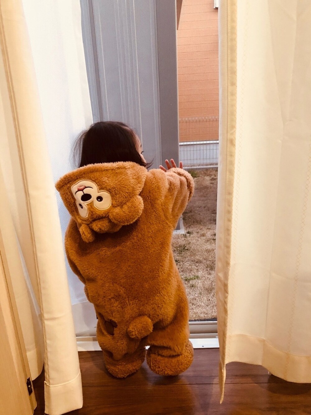 「部屋着」｜「Disneyのアイテム（つなぎ/オールインワン、ブラウン系）」を使った、澪奈さん（キッズ・80cm）の冬コーディネートの1枚目の写真