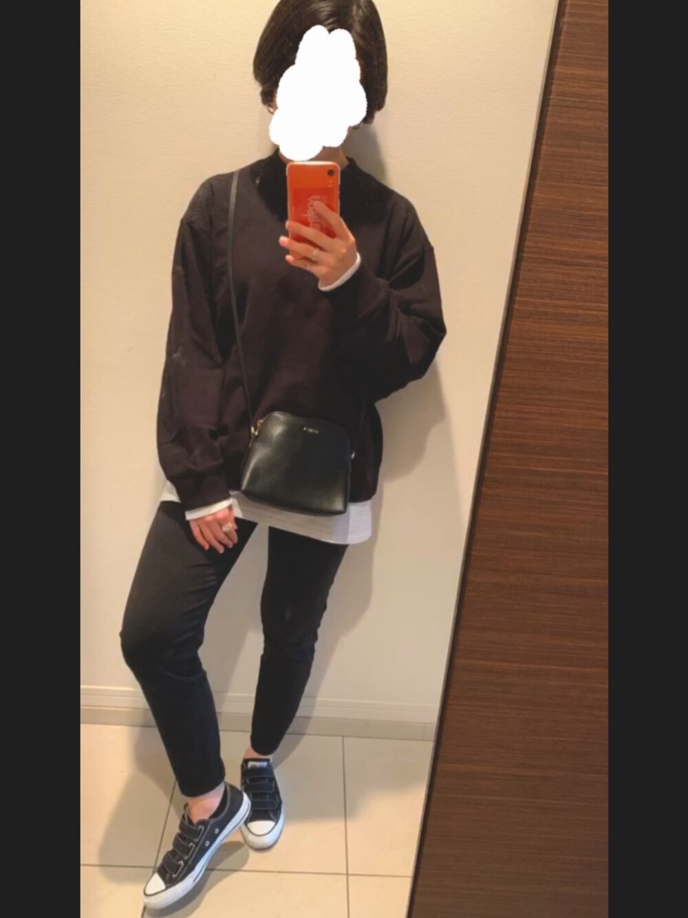 ブラック系のショルダーバッグ、ブラック系のパーカー、ブラック系のTシャツ/カットソーを着用したレディースの春コーディネートの1枚目の写真