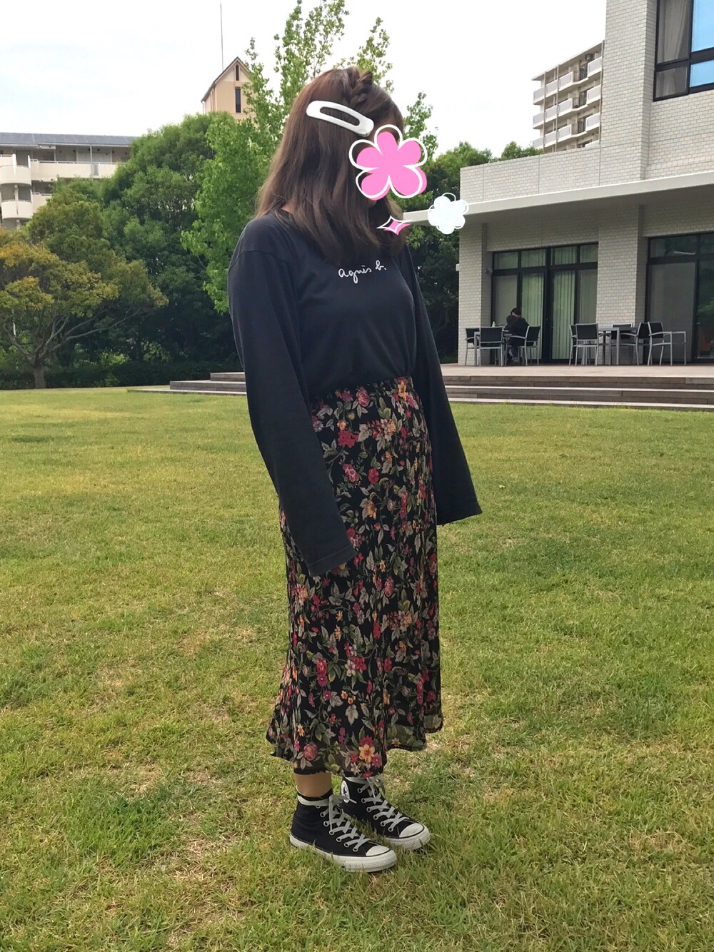 「古着、アニエスベー、花柄、花柄スカート、コンバース、オールスター、ヘアクリップ、古着MIX、スニーカー、カジュアルガーリー」｜「agnes b.のS137 TS（Tシャツ/カットソー、ブラック系）」を使った、ささわーるどさん（レディース・154cm）の夏コーディネートの1枚目の写真