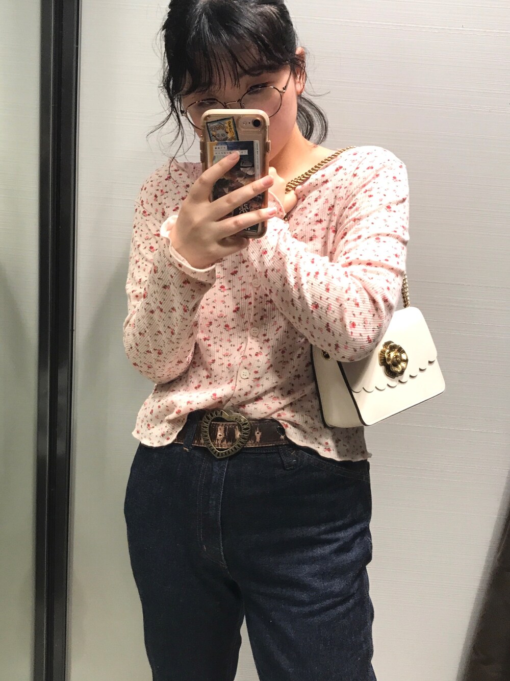 「花柄、カーディガン、フレアデニム、春コーデ」｜「STYLENANDAのアイテム（アンサンブル、ピンク系）」を使った、ささわーるどさん（レディース・153cm）の夏コーディネートの1枚目の写真