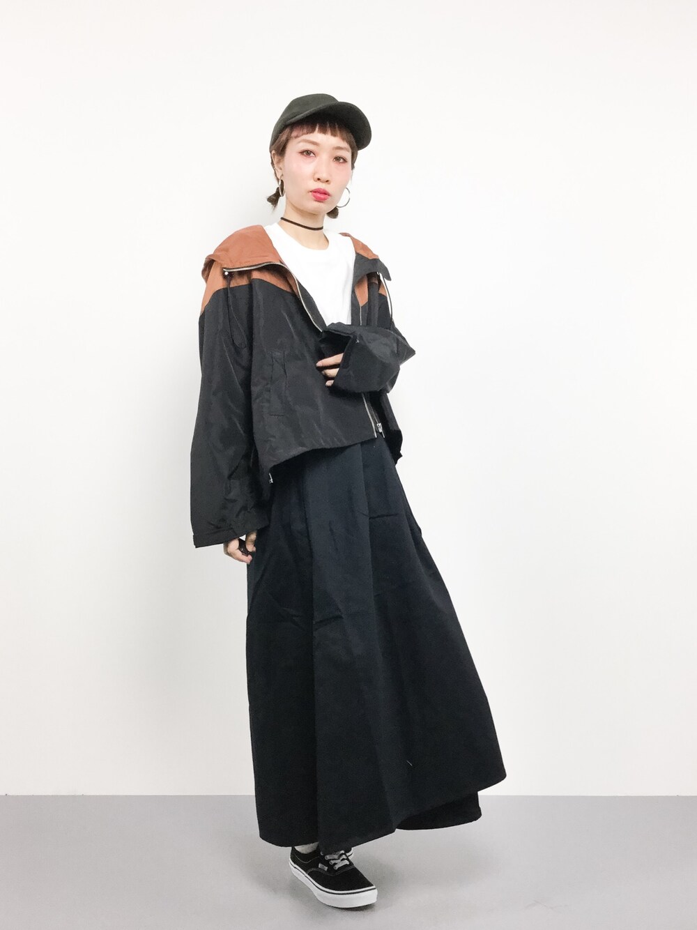 イエロー系のナイロンジャケットを着用したレディースの春コーディネートの1枚目の写真