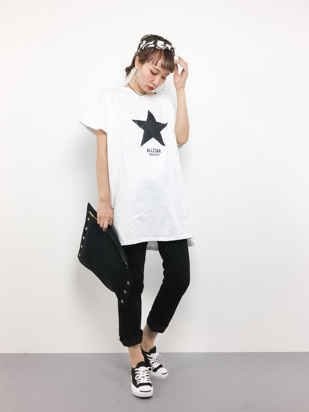 ホワイト系のTシャツ/カットソー、ブラック系のクラッチバッグを着用したレディースの春コーディネートの1枚目の写真