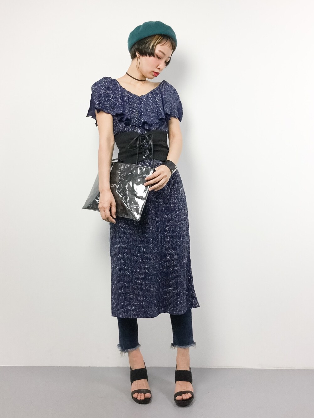 ブルー系のワンピース、ブラック系のクラッチバッグを着用したレディースの春コーディネートの1枚目の写真