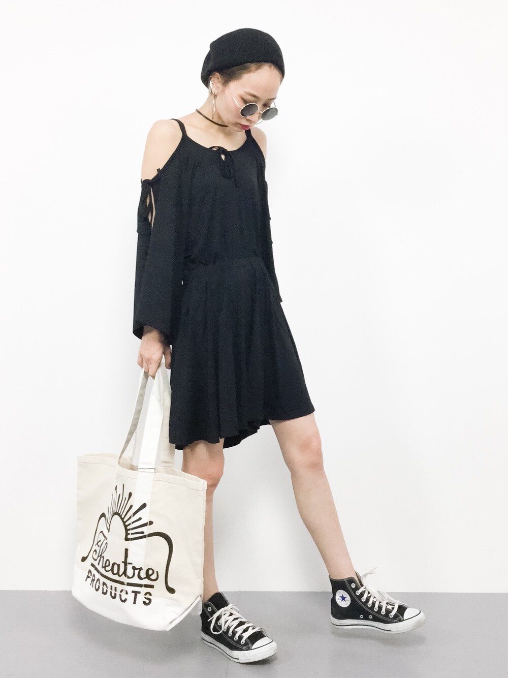 ブラック系のつなぎ/オールインワン、ホワイト系のトートバッグを着用したレディースの夏コーディネートの1枚目の写真