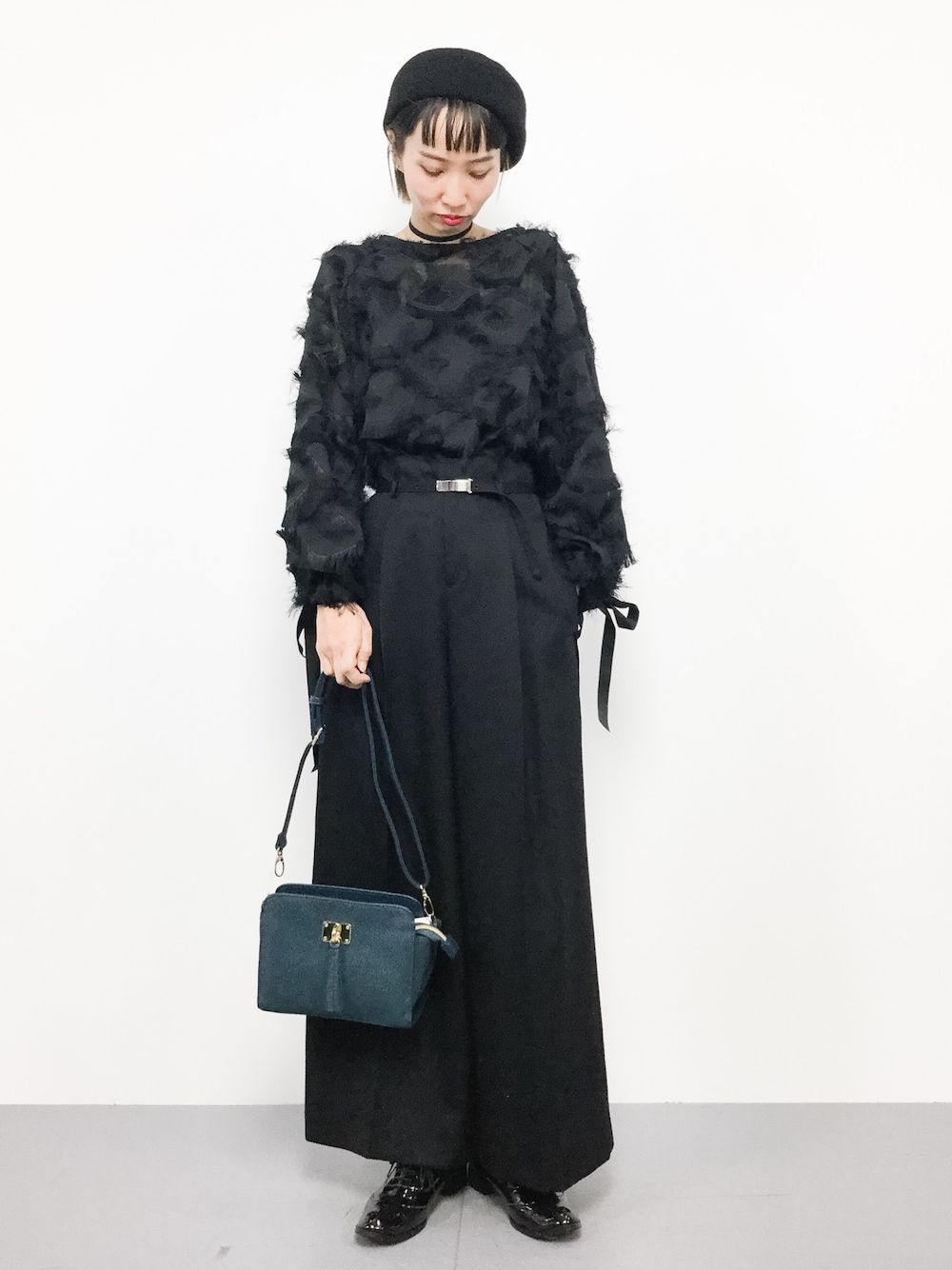 「カジュアル、ブラック、黒、オールブラック、ハイウエスト、大人カジュアル、ワイドパンツ、タックパンツ、秋服、秋コーデ」｜「ＡＮＤＪの3Dフェザーシフォンワイドスリーブチュニック（その他トップス、ブラック系）」を使った、COLLENTE(yuco)さん（レディース・168cm）の秋コーディネートの1枚目の写真