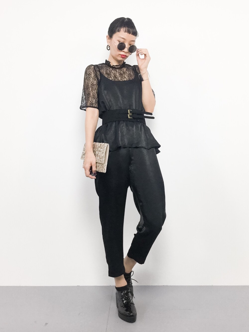 ブラック系のつなぎ/オールインワン、ゴールド系のクラッチバッグを着用したレディースの秋コーディネートの1枚目の写真