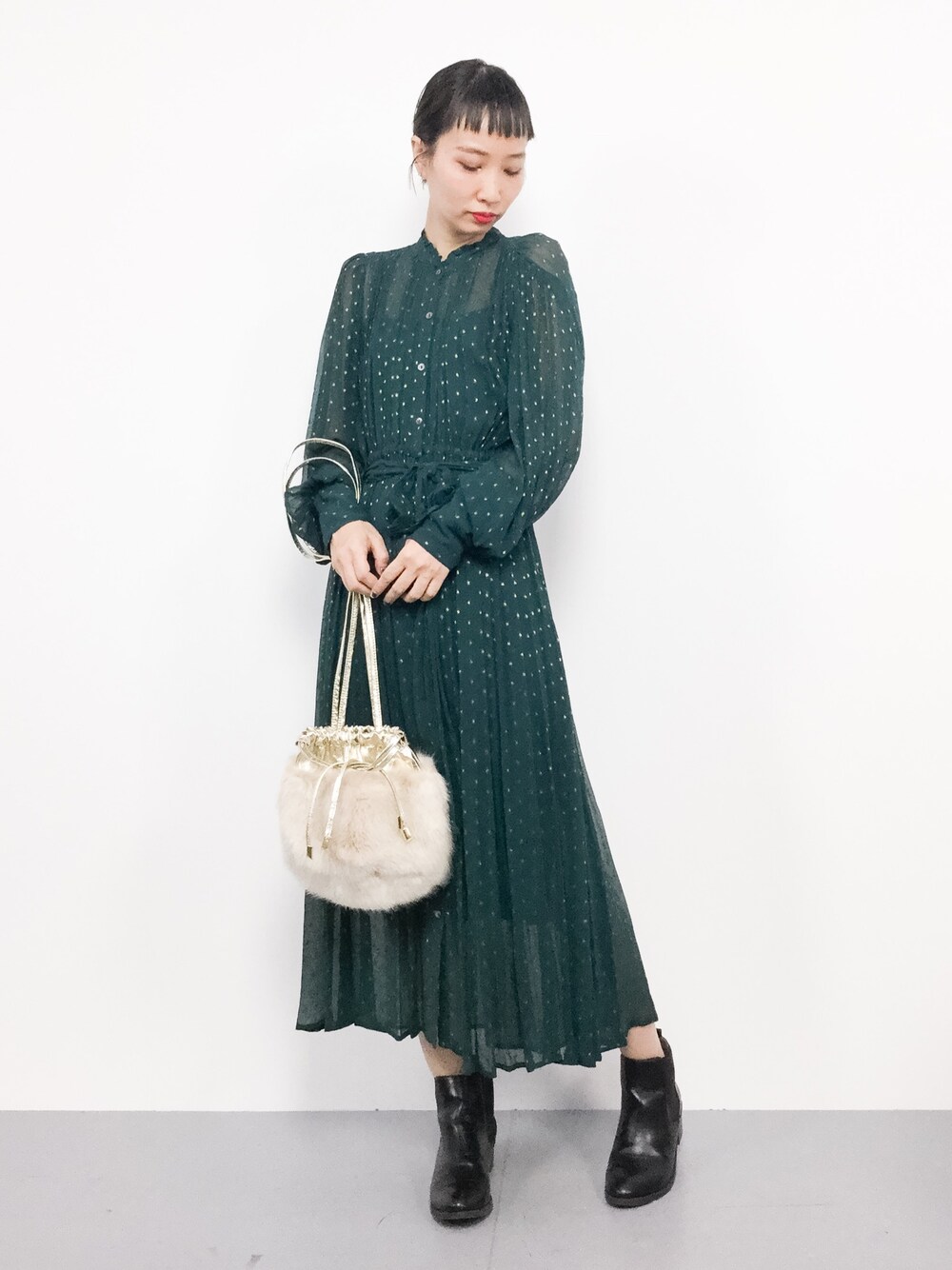 「ワンピース、ブーツ、カジュアル、グリーン、大人カジュアル、Another Edition、秋服、アナザーエディション、秋、秋コーデ」｜「Another Editionのラメジョーゼットワンピース（ワンピース、グリーン系）」を使った、COLLENTE(yuco)さん（レディース・168cm）の秋コーディネートの1枚目の写真
