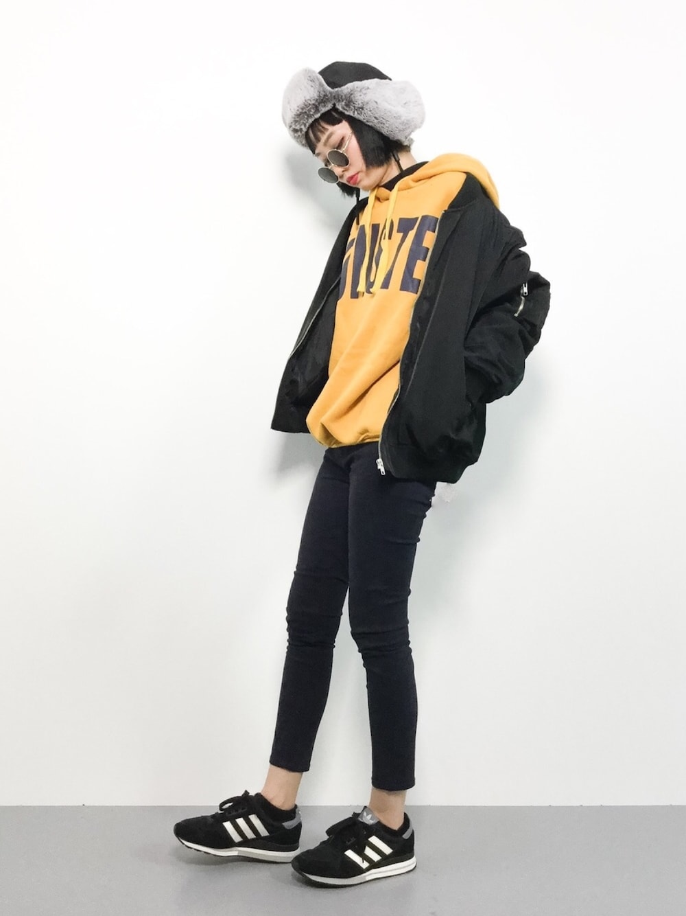 「ブルゾン、スウェット、アウター、スキニーパンツ、スキニー、MA-1、パーカー、トレーナー、冬コーデ、フライトキャップ」｜「PUNYUSのビッグMA-1（MA-1、ブラック系）」を使った、COLLENTE(yuco)さん（レディース・168cm）の秋コーディネートの1枚目の写真